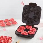Mini Wafflera roja Dash DMMWH600GBRD04